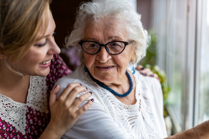 Comment choisir entre maintien à domicile ou Ehpad ?