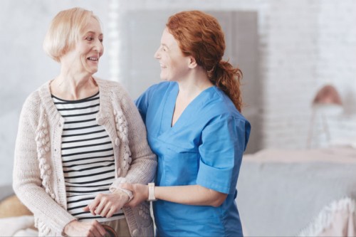 Que fait l'auxiliaire de vie en maison de retraite ?