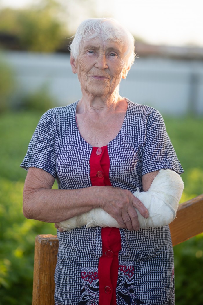 Les fractures les plus courantes sont le col du fémur, le poignet, les cotes, les vertèbres