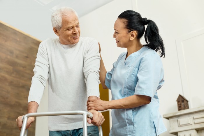 Apprentissage de l'usage du déambulateur avec une aide à domicile