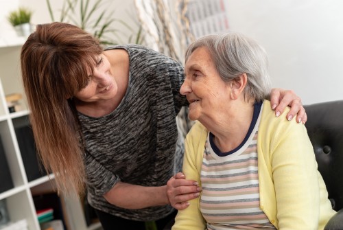 Décret 2025 sur le relayage à domicile pour le répit des proches aidants