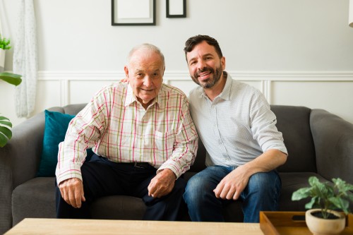 Dialogue bienveillant entre aidant et parent âgé pour prévenir les risques de chute à domicile