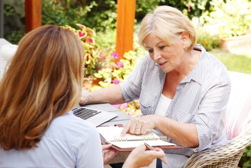 Faciliter les aides pour rester à domicile