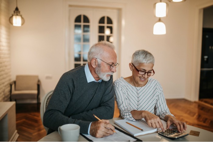 Couple Retraité Senior À Une Table Dans La Salle À Manger À L'aide