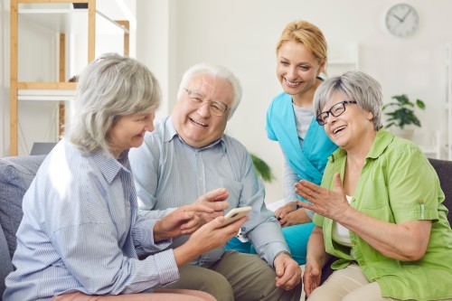 Le lien social, ce qui se joue au quotidien en résidence seniors ou EHPAD