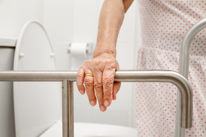 Comment prévenir les chutes des personnes âgées ?