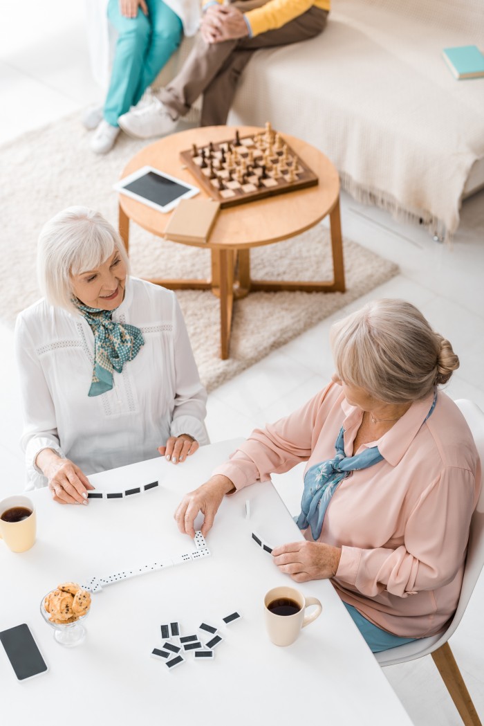 En ehpad, les activités facilitent les relations entre résidents, familles et soignants.