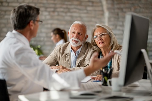 Couple de seniors en consultation pour leur mutuelle santé