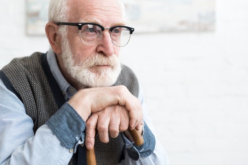 Parent âgé refusant l’aide à domicile, situation de dialogue avec un proche