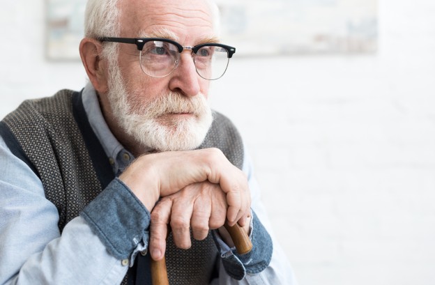 Parent âgé refusant l’aide à domicile, situation de dialogue avec un proche