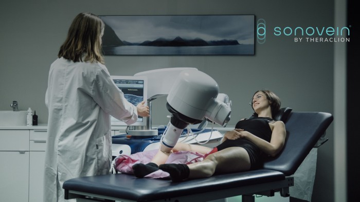 Compression veineuse appliquée sur la jambe d'une personne âgée souffrant d'un ulcère variqueux